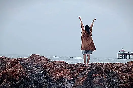 背影天窗上面张开双臂闭眼的女人女人,伸展微笑,男人,张开双臂跑步