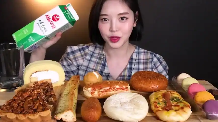 eatwithboki韩国美女吃播文福姬小姐姐面包吃播核桃奶油奶酪面包