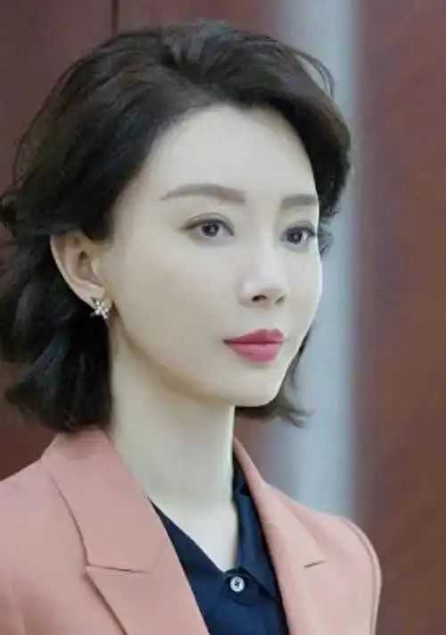 女人上了年纪,要剪就剪这3种"抗老短发",瞧宋慧乔,陈数多美