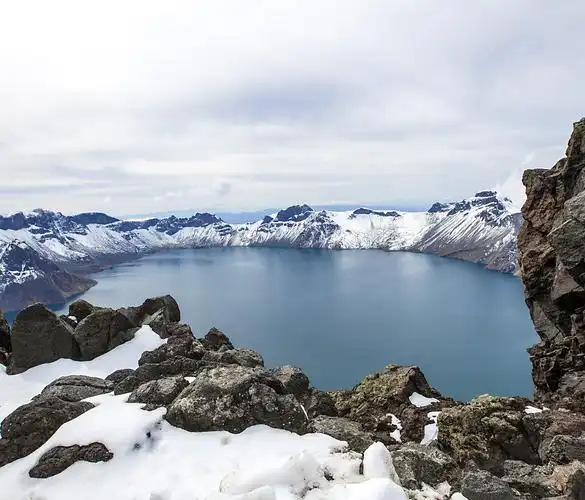 从北峰不同角度观看长白山天池全貌