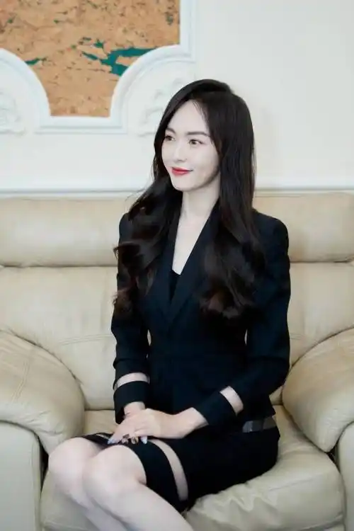 唐嫣身穿一件黑色的短款上衣搭配一条黑色的包臀半身裙上衣的领口和