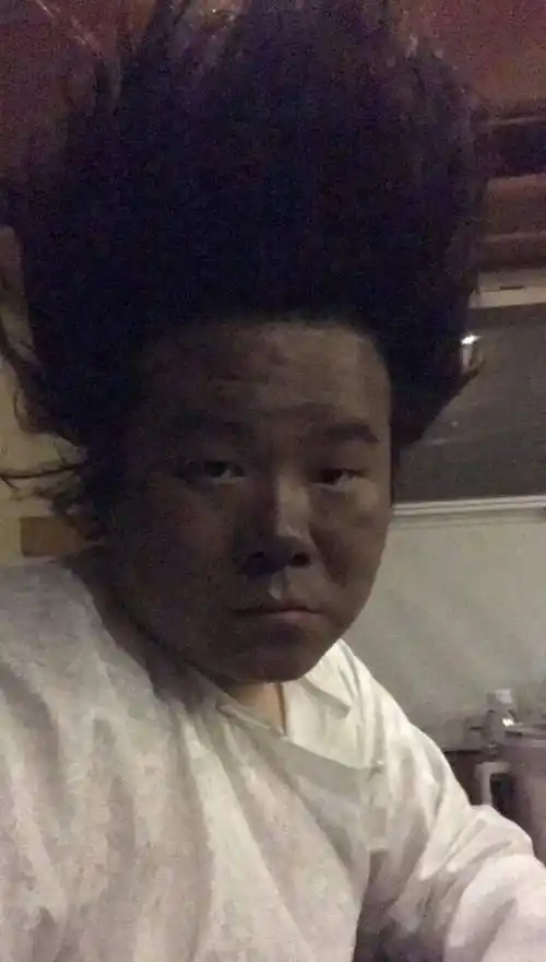 三年春晚连失误,换个舞台又笑场,岳云鹏怎么还能成为春晚宠儿?