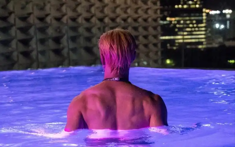 【张艺兴】190824 ins更新 游泳视频一则   点开看反差萌(/ω)