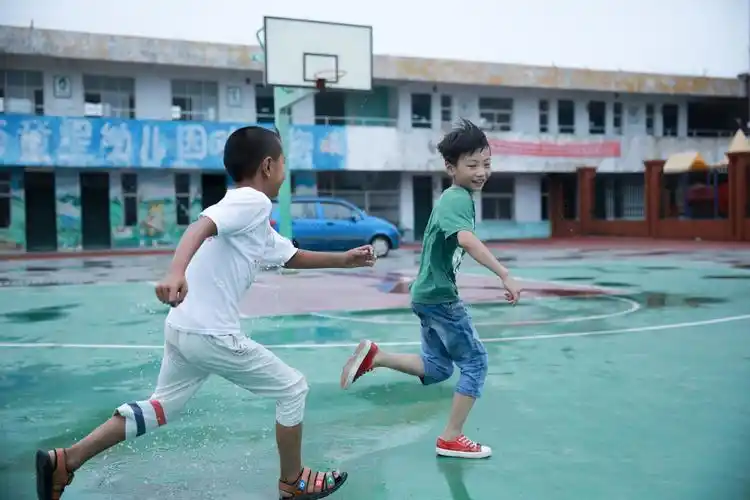 体育课孩子们在玩捉人游戏
