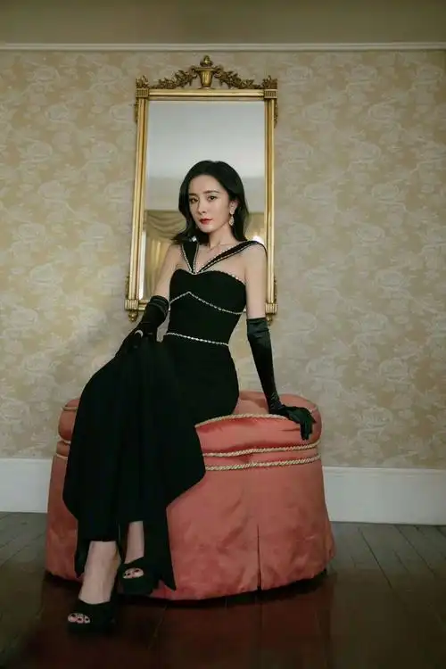 杨幂用复古黑色手套搭配修身长裙身材比例非常美