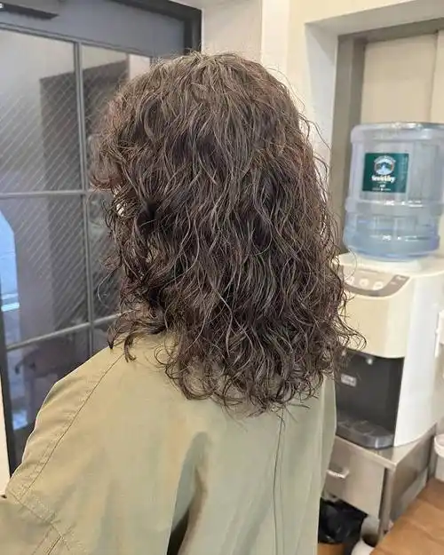 女人头发少,发型就选全头烫,蓬松时尚,尽显洋气风范|烫发|脸型_网易