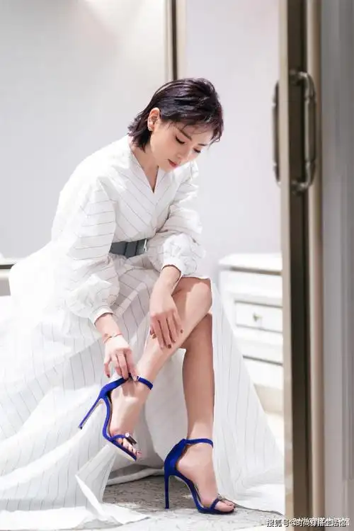 原创真正见过世面的女人裙子下面不会配小白鞋土看刘涛就知道了