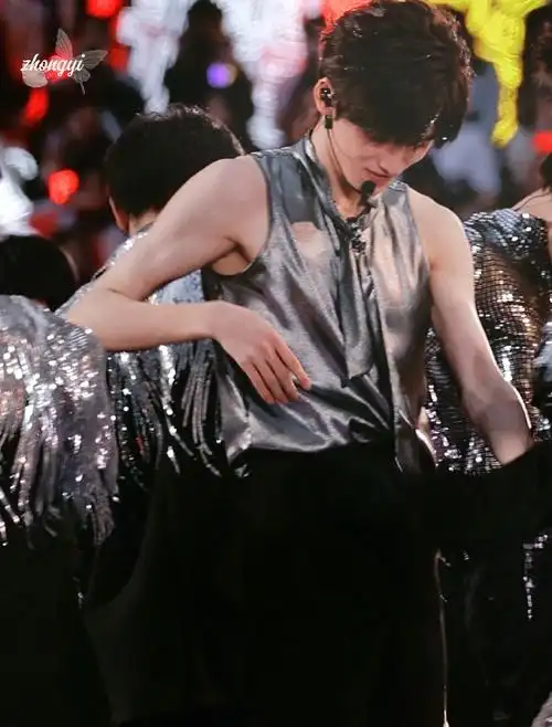 宋亚轩腹肌#  此团看起来好像只有这一个人在身材管理  宽肩窄腰大