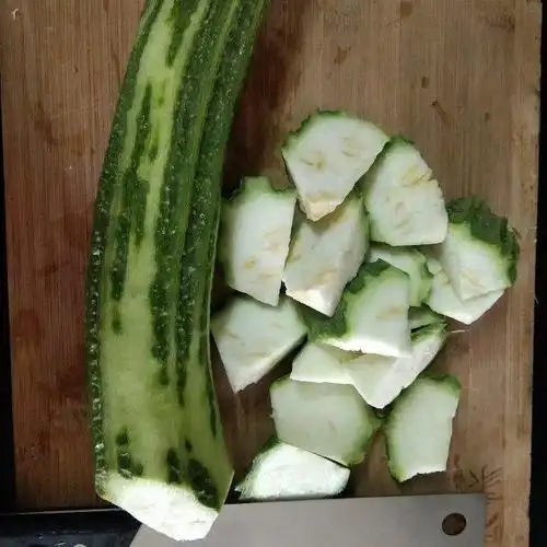 第2步,丝瓜洗干净切滚刀状.