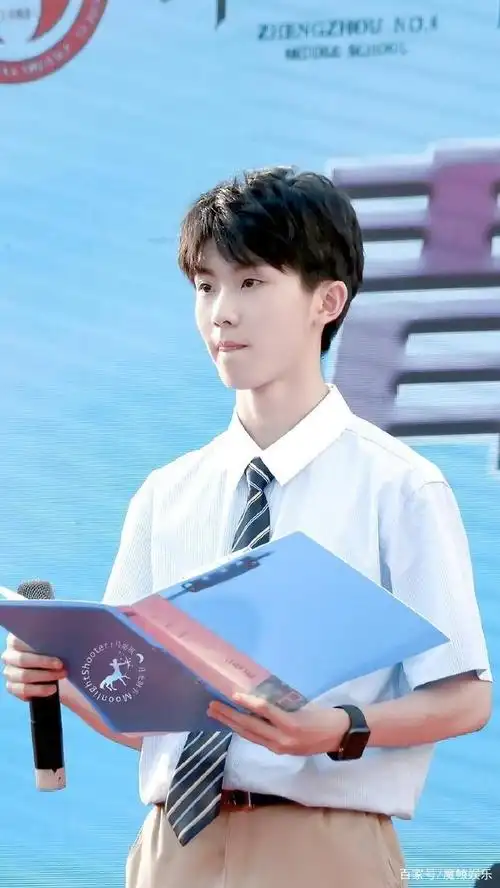 马嘉祺回学校体检被偶遇,小马穿校服好乖呀