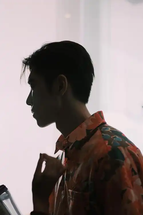 王子异芳心荡漾林森物料楼