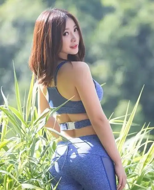 柳岩也是不老女神穿吊带裙优雅性感43岁也有少女身材