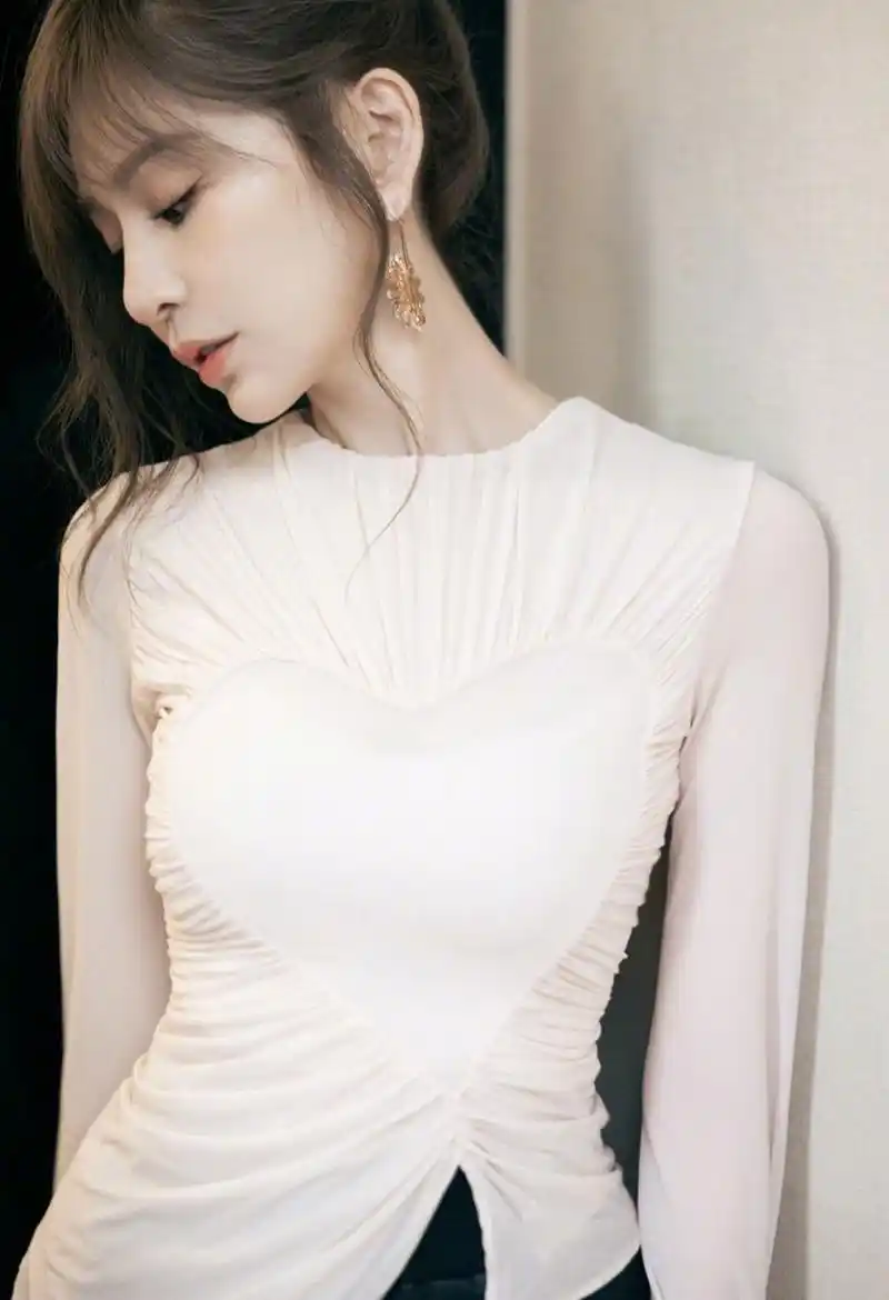 星闻#  王心凌虽然年纪大了,但是这身材,脸蛋,穿搭依旧看起来就是二