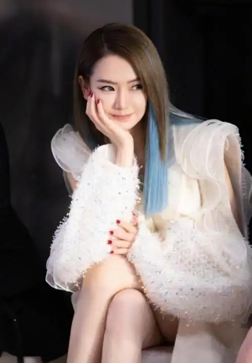 戚薇图片短发茶色短发搭配黑白裙装