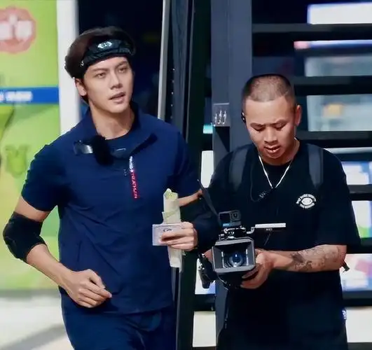 戏有点多angelababy站姐发陈伟霆照片两家粉丝愚人节唇枪舌战