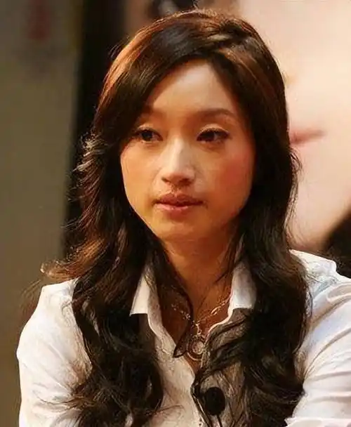 朱亚文老婆生病晒照,头顶乱发唇色苍白好憔悴,引起网友热议!