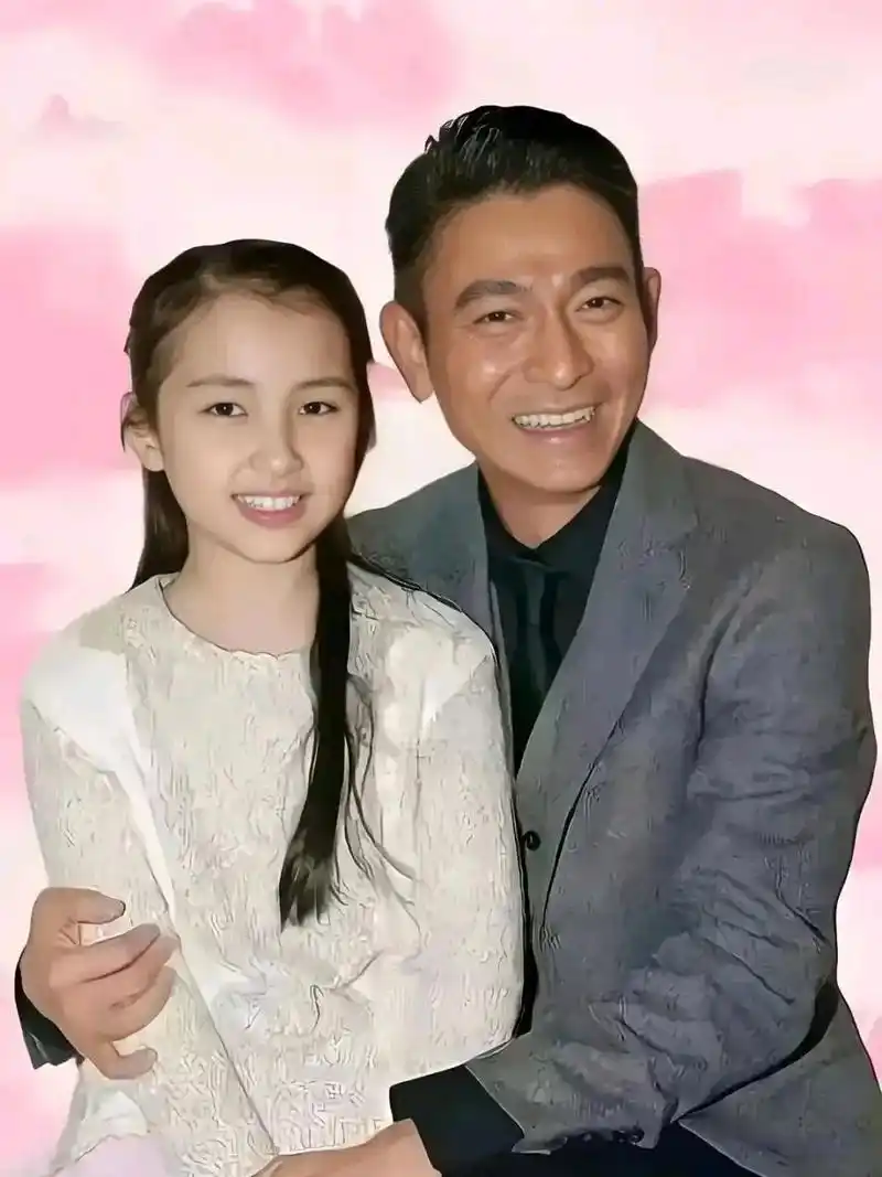 然而,刘德华非常注重孩子的隐私和安全,每次外出都有专门的保镖提