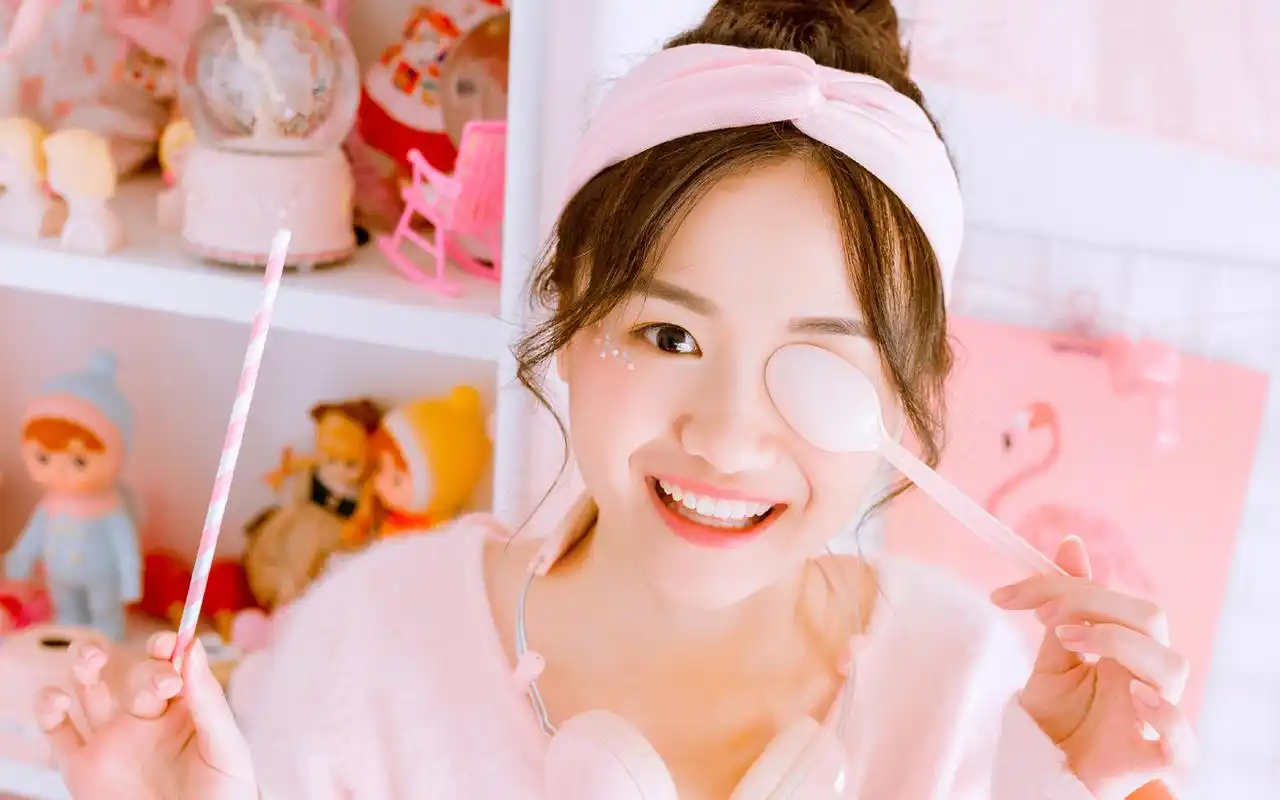 粉嫩少女可爱甜美写真唯美图片壁纸