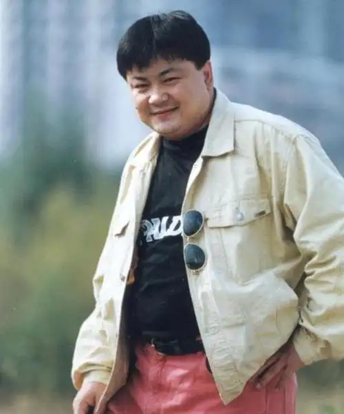 年轻时是军艺校草后因癌症发胖洪剑涛的人生到底有多戏剧