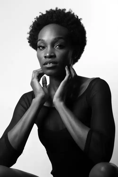 双手撑下巴的非洲女人黑白壁纸