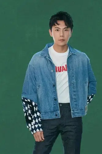 秦昊为伊能静打call,衬衫配破洞裤打扮时髦,穿出成熟潮男魅力