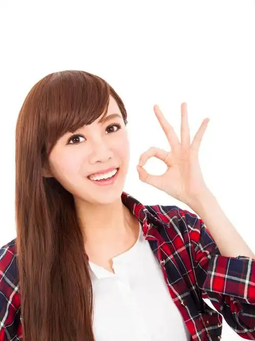 微笑ok手势的年轻女人