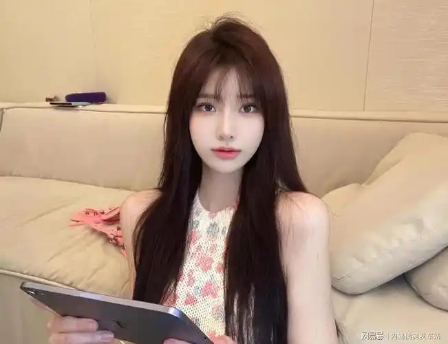 今日养眼美女纯欲风网红lunawinkwink白皙皮肤娇嫩可人