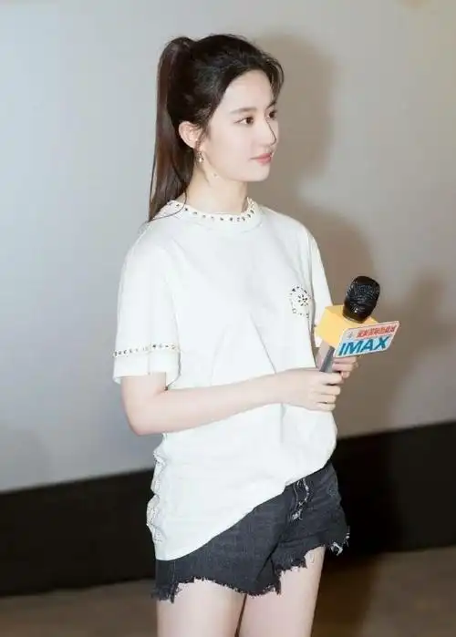 回顾刘亦菲出席电影《三生三世十里桃花》重庆路演,随性自然有气质