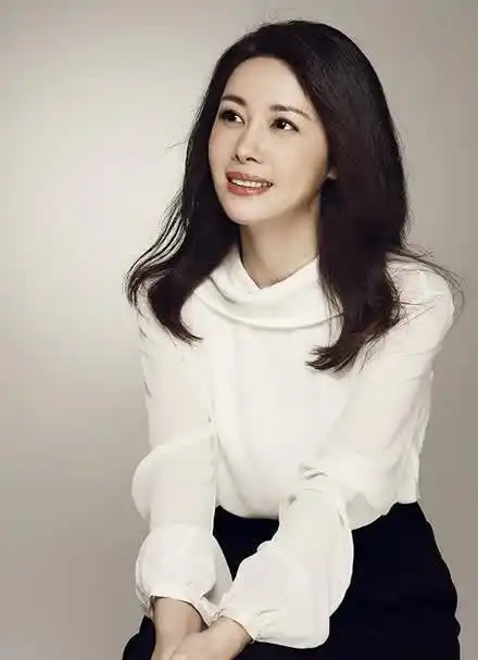 02素有气质女神之称的演员邓英曝光了一组写真-俏丽脱俗