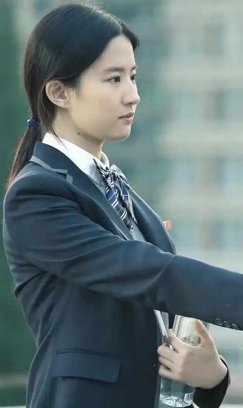 刘亦菲学生扮相壁纸分享可能是演艺生涯里最后一次演学生了吧