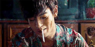 帅哥开心抽烟微笑gif动图_动态图_表情包下载_soogif