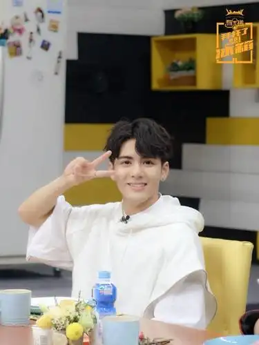 曾舜晞就不说了,虽然不知道他到底是什么身份——偶像组合里的偶像?