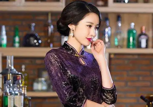 穿旗袍能配的最简单发型什么样旗袍发型打理手法趋于大众化3