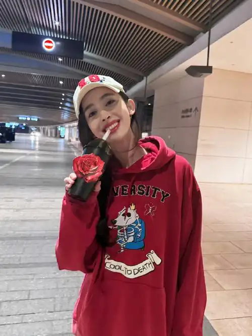 古力娜扎侧麻花辫##古力娜扎玫瑰红卫衣