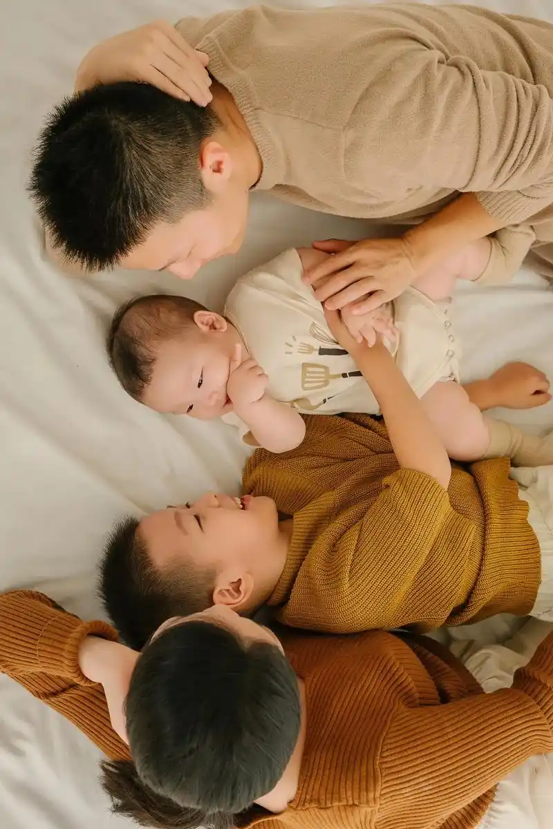 一家四口亲子照.