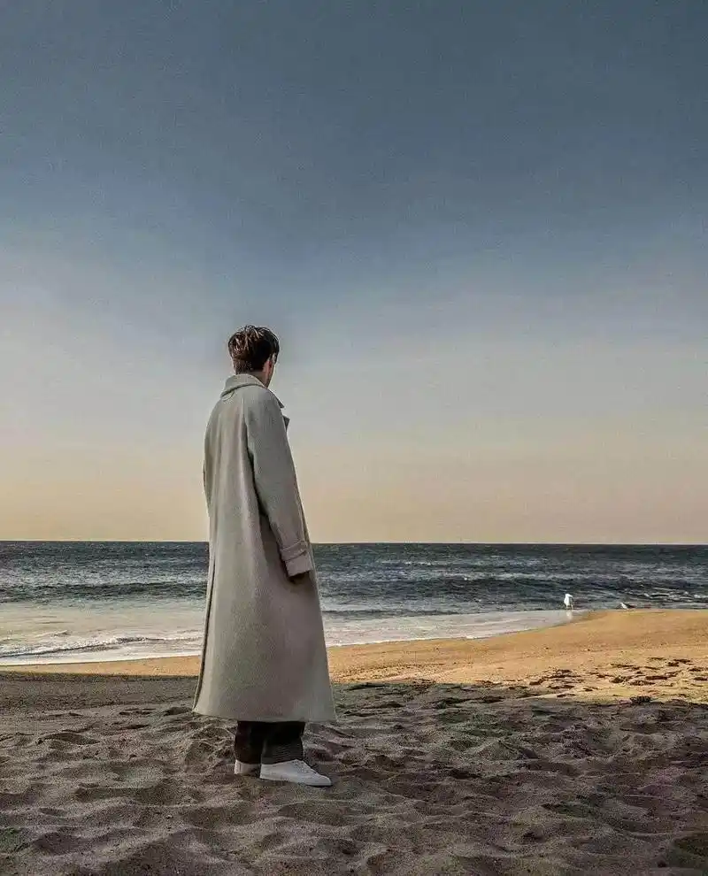 今天来一个背影大合集0000#贝壳女孩 #张艺兴大航海2海外 - 抖音