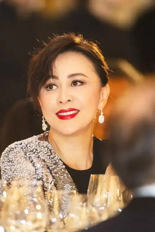 53岁刘嘉玲依旧很女神一袭高开叉连衣裙性感优雅十分惊艳