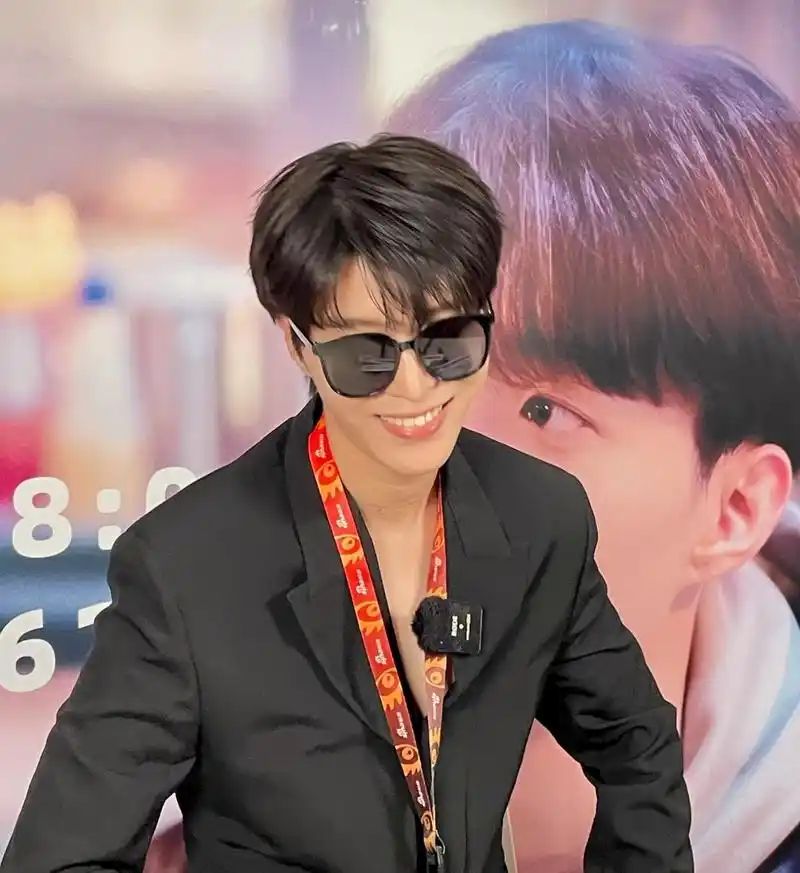 范丞丞真空西装造型