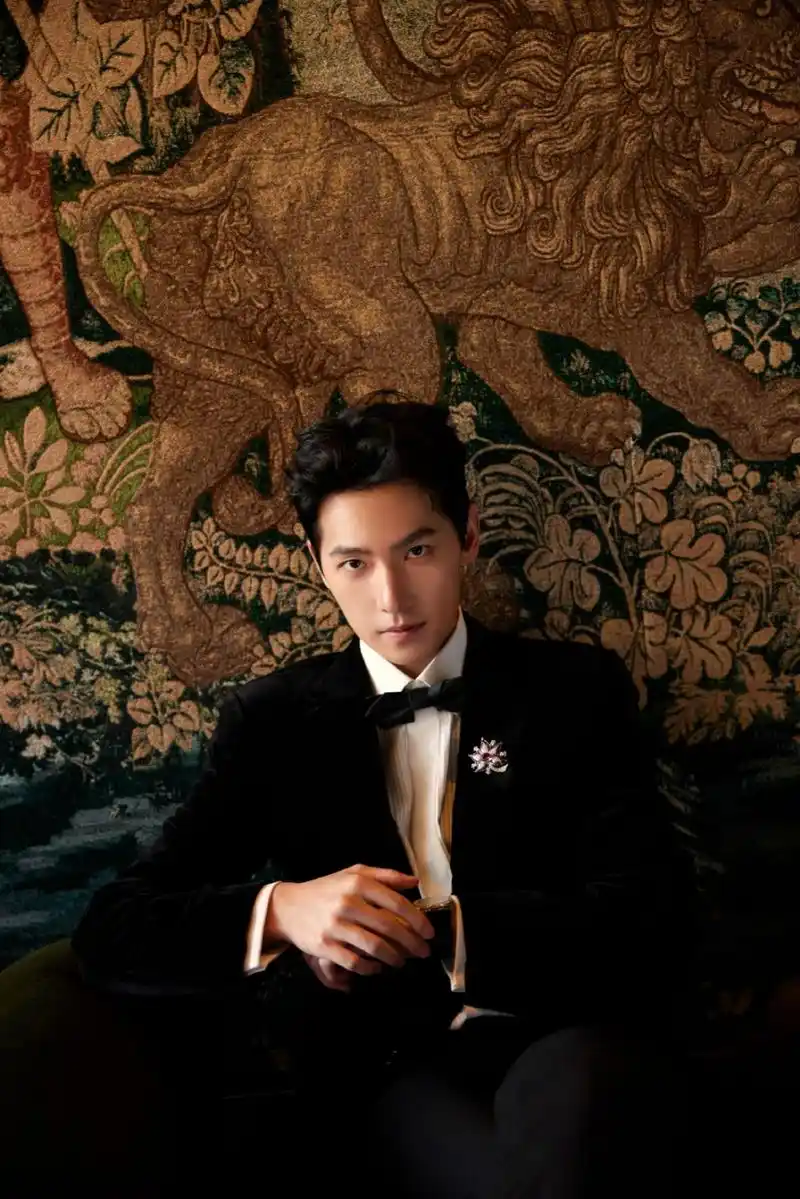 5月16日,杨洋工作室分享一组活动写真,杨洋身穿黑色西装系领结,置身