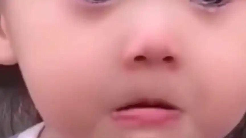 两岁的小娃被误解,强忍眼泪实力演绎咬牙切齿,网友直呼:太可爱