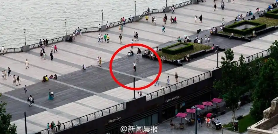 249亿像素拍摄上海外滩 照片中现酒店裸男