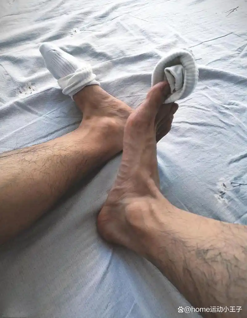 什么是真正的男人味,烟味酒味臭脚丫子味,才是真正的男人味!