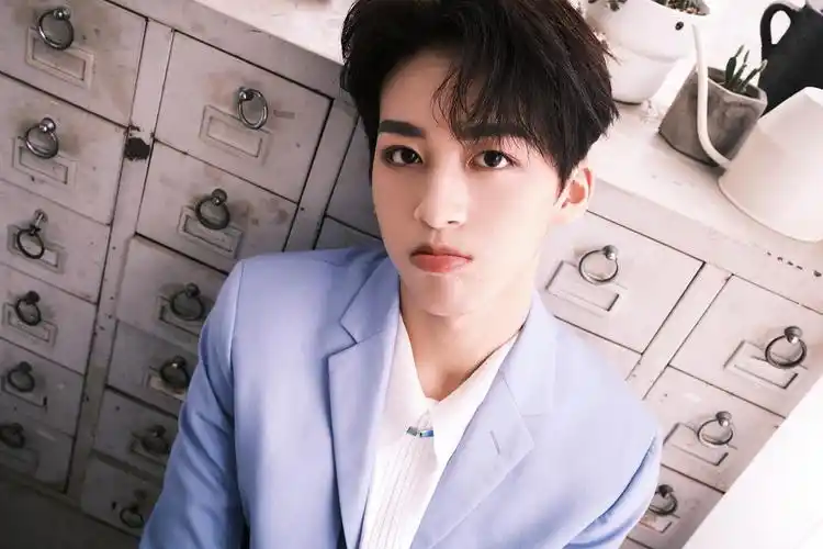 何洛洛嘟嘟嘴合集男孩子噘嘴就是要你亲他