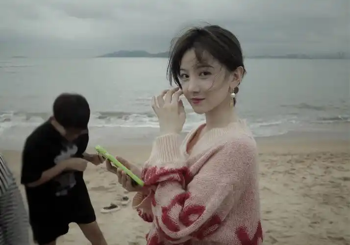 陈小纭晒海边写真大片香肩半露对镜比耶十分可人