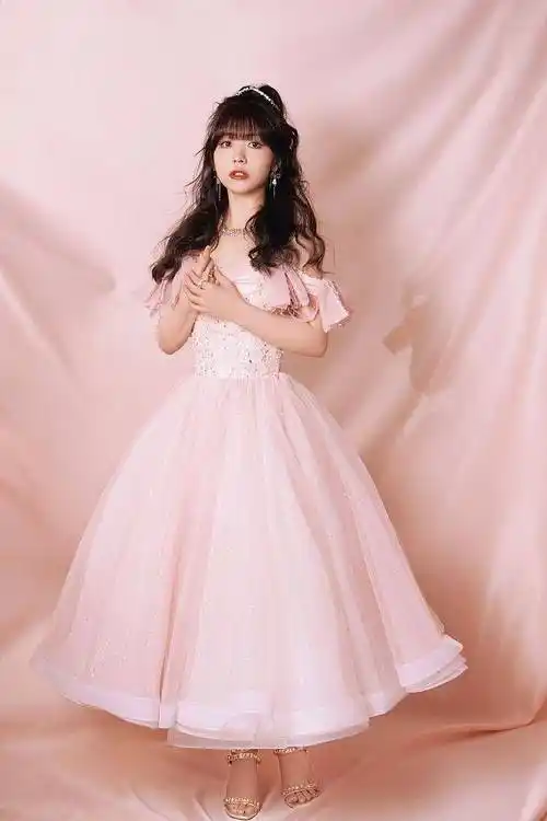 赖美云发布生日写真浪漫吸睛穿粉色蝴蝶结露肩裙甜美公主风