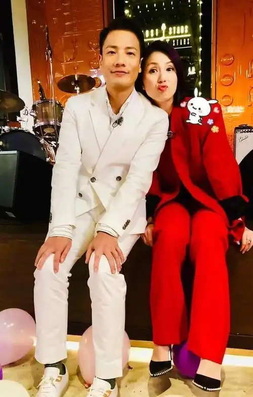 我以前多次看到杨千嬅和丁子高积极参加学校活动.