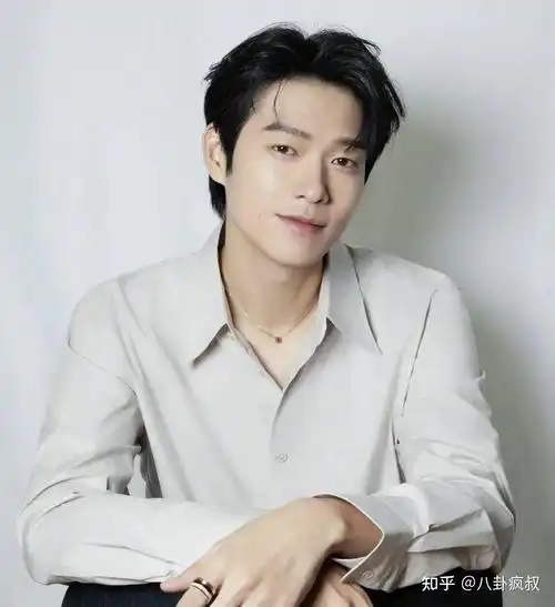 邓伦回归内娱?张碧晨张艺兴的瓜!魏大勋倒油杨洋?冯绍峰吃软饭?