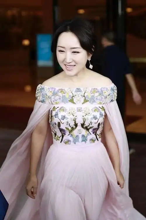 杨钰莹不愧是玉女掌门身穿粉裙好有少女感真是清纯又甜美