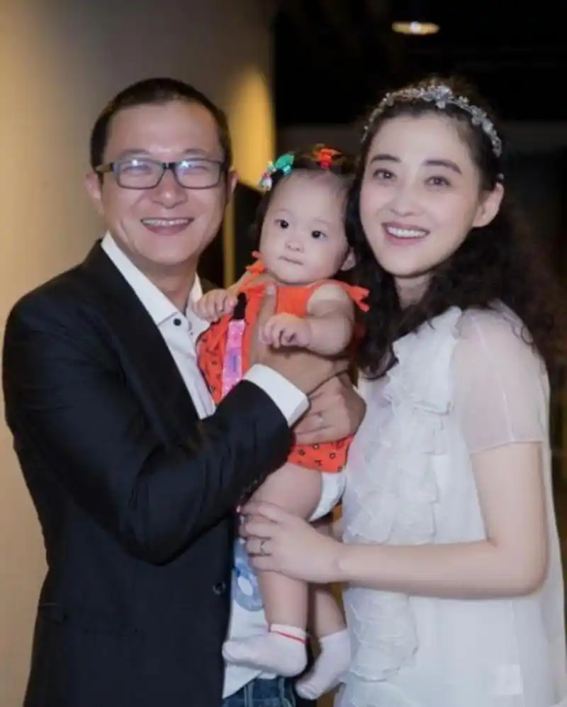 012年,梅婷羞答答地对秦昊说:"我爱上了剧组的摄影师,你帮我问问他愿