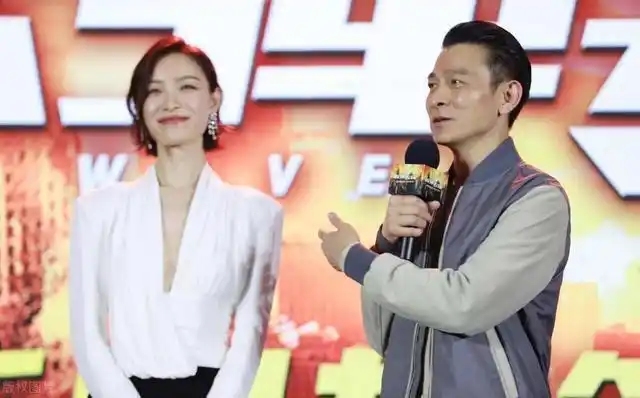 32岁倪妮美得大方穿深v礼裙身姿曼妙同框刘德华也不输气场